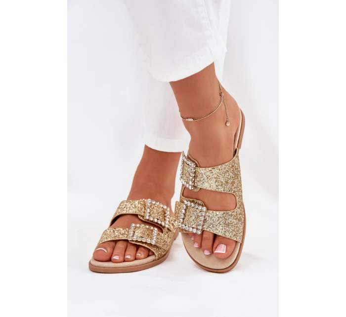 Lesklé zdobené pantofle s přezkami na plochém podpatku zlaté model 21705541 - Boto Lesklé zdobené pantofle s přezkami na plochém podpatku zlaté model 21705541 - Boto