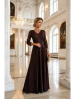 model 21785337 AMBER elegantní dlouhé krajkové šaty s výstřihem čokoládové - numoco model 21785337 AMBER elegantní dlouhé krajkové šaty s výstřihem čokoládové - numoco