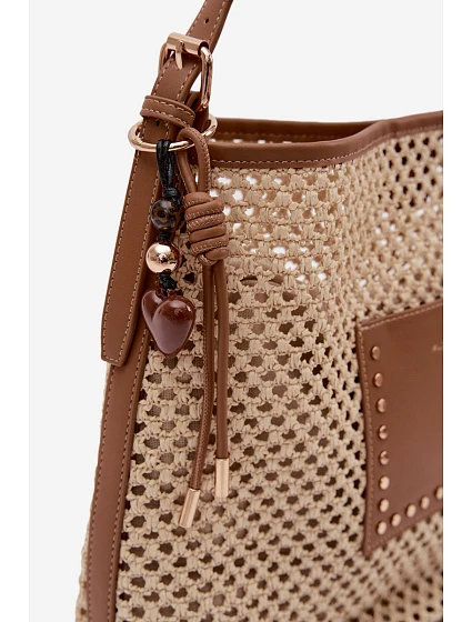 Beige kabelka s pleteným a přívěskem na léto model 22111684 - Flora&Co Beige kabelka s pleteným a přívěskem na léto model 22111684 - Flora&Co