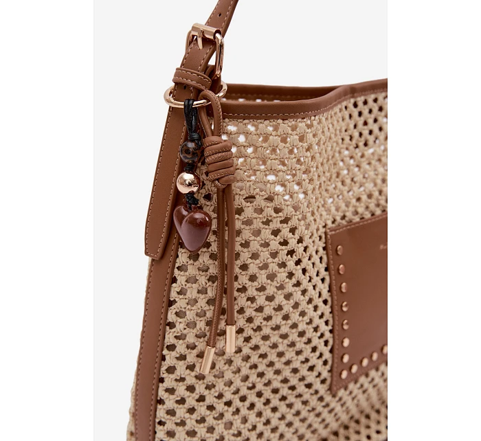 Beige kabelka s pleteným a přívěskem na léto Fayette