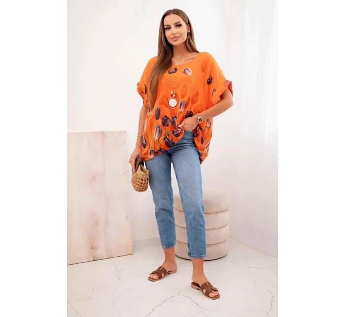 Dámske bavlnené tričko s oranžovým kvetinovým vzorom Dámske bavlnené tričko s oranžovým kvetinovým vzorom