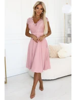 Lehké šifonové šaty s krajkovým výstřihem  PINK model 21229563 - numoco