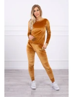 Velúrová súprava so záhybmi na chrbte v ťavej farbe