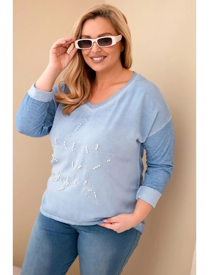 Dámská blůza Plus Size s nápisem a perličkami v modré barvě model 21886585 - K-Fashion Dámská blůza Plus Size s nápisem a perličkami v modré barvě model 21886585 - K-Fashion