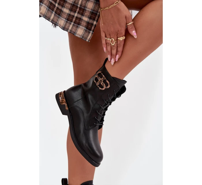 Kožené dámské kotníkové boty na plochém podpatku s ozdobou vyhřívané model 21712473 Černé - Artiker Kožené dámské kotníkové boty na plochém podpatku s ozdobou vyhřívané model 21712473 Černé - Artiker