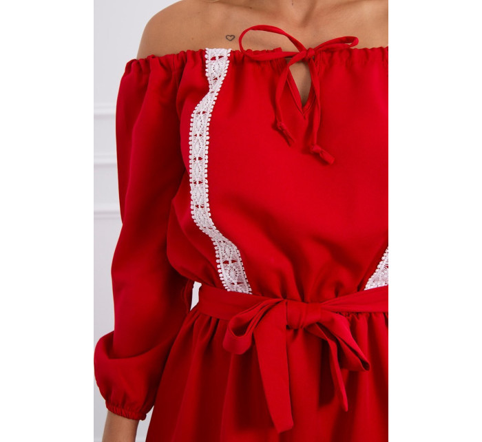 Šaty s ramenami a čipkou v červenej farbe