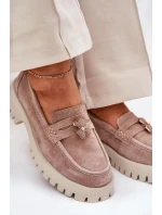 Dámske semišové mokasíny s ozdobným špendlíkom "Miś" Vinceza - béžové Dámske semišové mokasíny s ozdobným špendlíkom "Miś" Vinceza - béžové