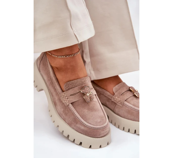 Dámske semišové mokasíny s ozdobným špendlíkom "Miś" Vinceza - béžové Dámske semišové mokasíny s ozdobným špendlíkom "Miś" Vinceza - béžové