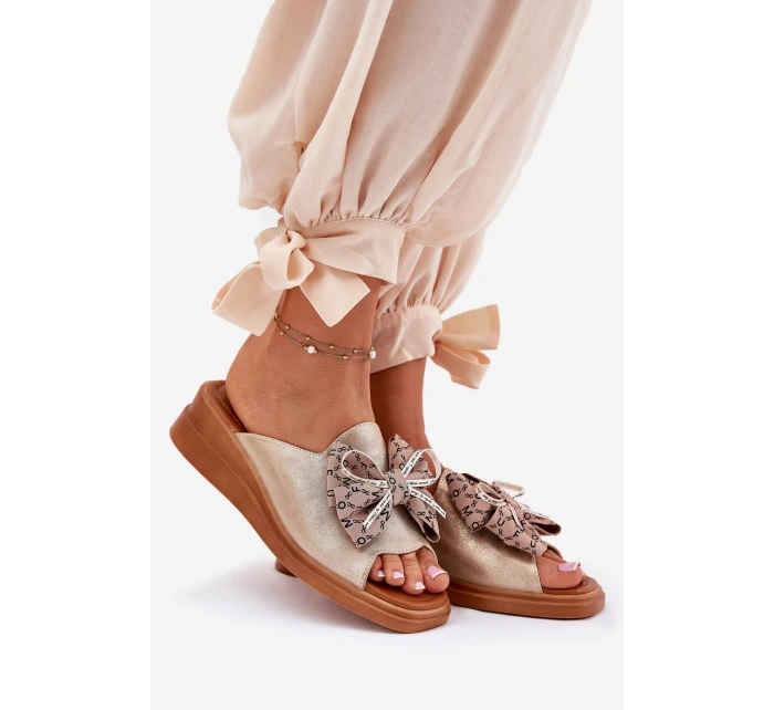 Dámské Pantofle Na Klínu S Mašlí Zlaté model 21692807 - Boto Dámské Pantofle Na Klínu S Mašlí Zlaté model 21692807 - Boto