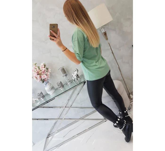 model 18746368 tmavě mátová halenka s potiskem - K-Fashion model 18746368 tmavě mátová halenka s potiskem - K-Fashion