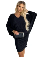 Černé dámské netopýří šaty s výstřihem a s brokátem model 18854389 - numoco Černé dámské netopýří šaty s výstřihem a s brokátem model 18854389 - numoco