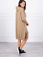 Šaty s kapucňou a dlhším chrbtom