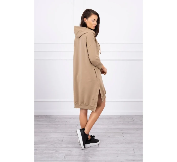 Šaty s kapucňou a dlhším chrbtom