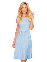 LILA Světle modré dámské plisované šaty s krátkými rukávy model 15433012 - numoco LILA Světle modré dámské plisované šaty s krátkými rukávy model 15433012 - numoco