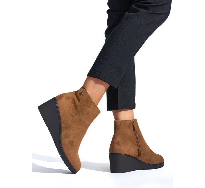 Trendy hnedé dámske členkové topánky na klinoch