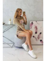 Šaty s delšími zády a barevným model 18745252 potiskem - K-Fashion Šaty s delšími zády a barevným model 18745252 potiskem - K-Fashion