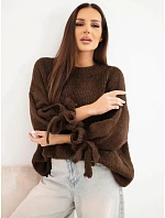Dámský oversize svetr s vázáním na rukávech hnědý Dámský oversize svetr s vázáním na rukávech hnědý