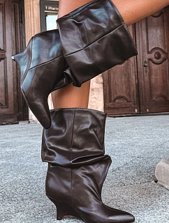 Dámske semišové členkové topánky typu Slouchy na platforme v čokoládovej farbe Ilyna