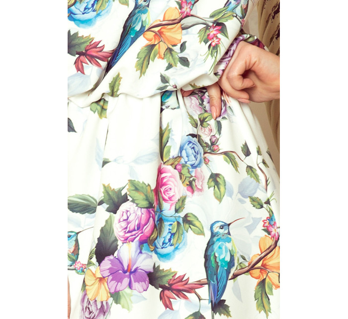 Dámske maxi šaty so zaväzovaním za krkom, s rozparkom a so vzorom farebných ruží a svetle modrých vtáčikov model 7429092