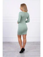 Priliehavé šaty s prestrihom pod prsiami tmavo mätovej farby