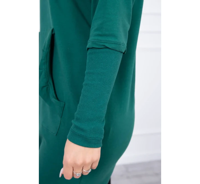 Šaty s ozdobnými volánikmi a kapucňou zelenej farby