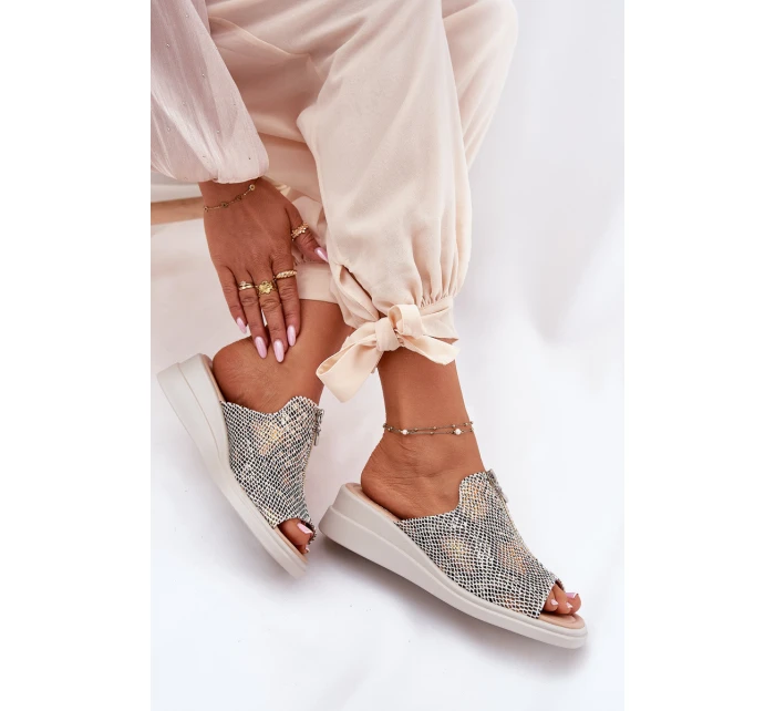 Klapki Damskie Na Koturnie Z Zamkiem Zwierzęcy Wzór Beżowe Irriva Klapki Damskie Na Koturnie Z Zamkiem Zwierzęcy Wzór Beżowe Irriva