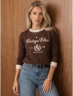 Dámsky sveter s potlačou Vintage Vibes v čokoládovej farbe FashionStreet MY2633