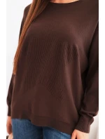 Dámsky sveter s dlhším chrbtom a vyrazenou hviezdou hnedej farby Dámsky sveter s dlhším chrbtom a vyrazenou hviezdou hnedej farby