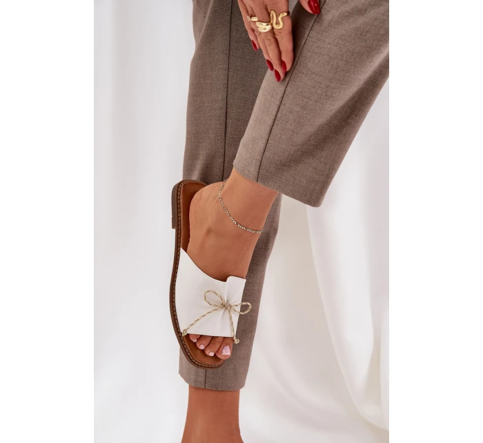 Klapki Na Płaskiej Podeszwie Z Ozdobną Kokardką Białe Deonelis