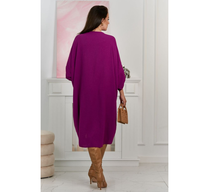 Nadrozmerné šaty s výstrihom do V v tmavo fialovej farbe