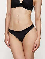 Triumph - Aura Spotlight String | Vysoký výstrih a jemná čipka Triumph