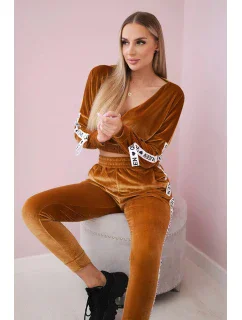 Velurová souprava s nápisem Queen camel