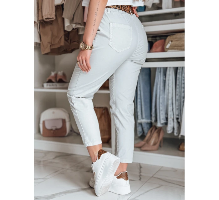 Dámské kalhoty s páskem světle šedé Dstreet model 21987149 - FashionStreet Dámské kalhoty s páskem světle šedé Dstreet model 21987149 - FashionStreet