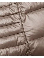 Prošívaná vesta v barvě cappuccino s kapucí model 18934679 - J.STYLE Prošívaná vesta v barvě cappuccino s kapucí model 18934679 - J.STYLE