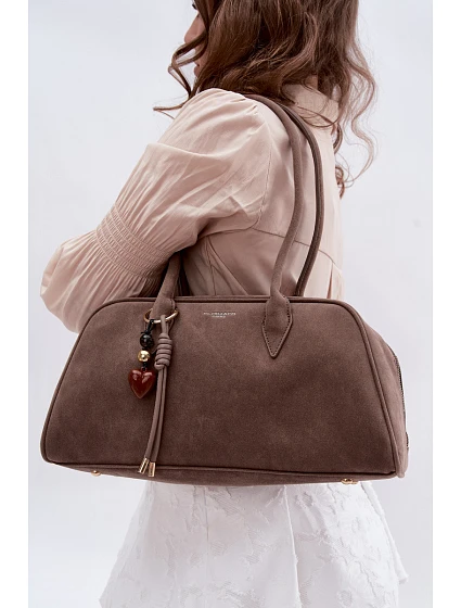 Eko semišová kabelka s přívěskem model 22111506 - Flora&Co Eko semišová kabelka s přívěskem model 22111506 - Flora&Co