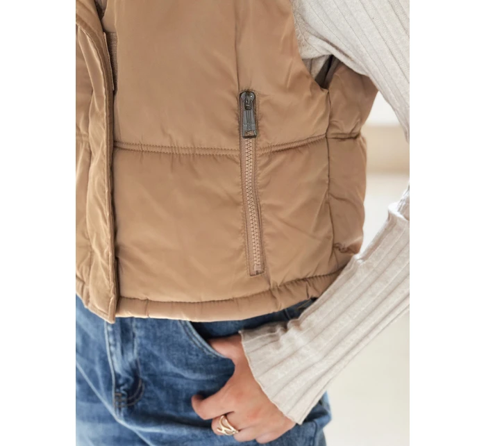 Dámská prošívaná tmavě béžová vesta Dstreet model 21991832 - FashionStreet Dámská prošívaná tmavě béžová vesta Dstreet model 21991832 - FashionStreet