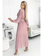 KLARA Plisované dámské šaty v pudrově růžové barvě s výstřihem a opaskem model 18330495 - numoco basic KLARA Plisované dámské šaty v pudrově růžové barvě s výstřihem a opaskem model 18330495 - numoco basic