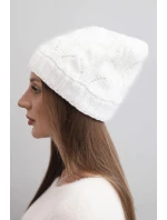 Dámská zimní čepice z vlny s krajkovým vzorem model 21817807 bílá - K-Fashion Dámská zimní čepice z vlny s krajkovým vzorem model 21817807 bílá - K-Fashion