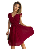 POLINA - Dámske plisované šaty vo vínovej bordovej farbe s výstrihom a volánikmi 374-2