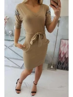 Šaty s krídlami na ramenách ťavia Šaty s krídlami na ramenách ťavia