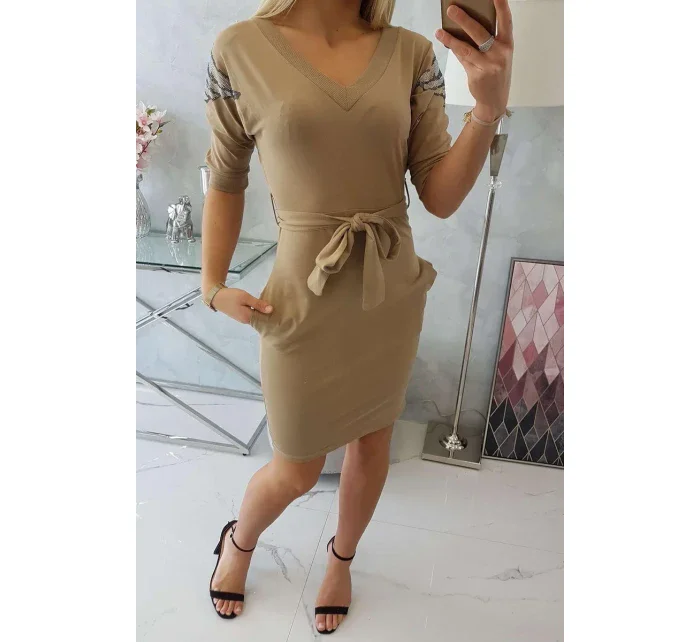 Šaty s krídlami na ramenách ťavia Šaty s krídlami na ramenách ťavia