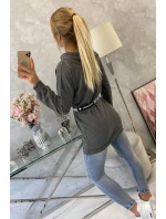 Šaty zdobené páskou grafitové barvy Šaty zdobené páskou grafitové barvy