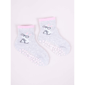 Yoclub Dievčenské bavlnené ponožky proti pošmyknutiu ABS vzory farby 3-pack SKA-0109G-AA3A-003 Viacfarebné