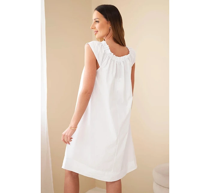 Dámske bavlnené šaty s volánovým výstrihom a volánom biele