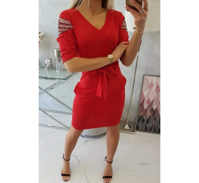 Šaty s model 18746562 na ramenou červené - K-Fashion Šaty s model 18746562 na ramenou červené - K-Fashion