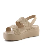 Sandály Brooklyn Woven Low Wedge W model 21021386 - Crocs Sandály Brooklyn Woven Low Wedge W model 21021386 - Crocs