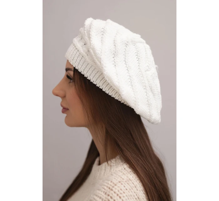 Dámská zimní čepice z vlny s volným střihem a ozdobným pletením model 21878067 bílá - K-Fashion