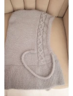 Dámska čiapka s kapucňou a pleteným vzorom sivá