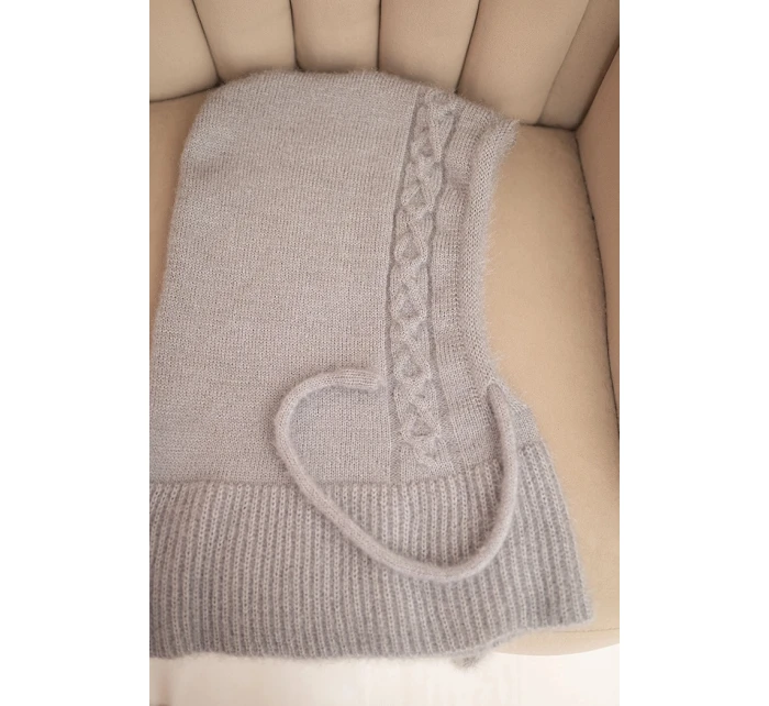 Dámska čiapka s kapucňou a pleteným vzorom sivá