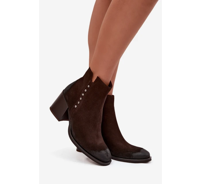 Dámské kotníkové boty z přírodního semiše na podpatku model 21713301 čokoládové - Zazoo
